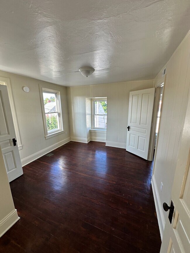 Building Photo - Top Floor, Renovated 1 Bedroom Apartment-York City SD