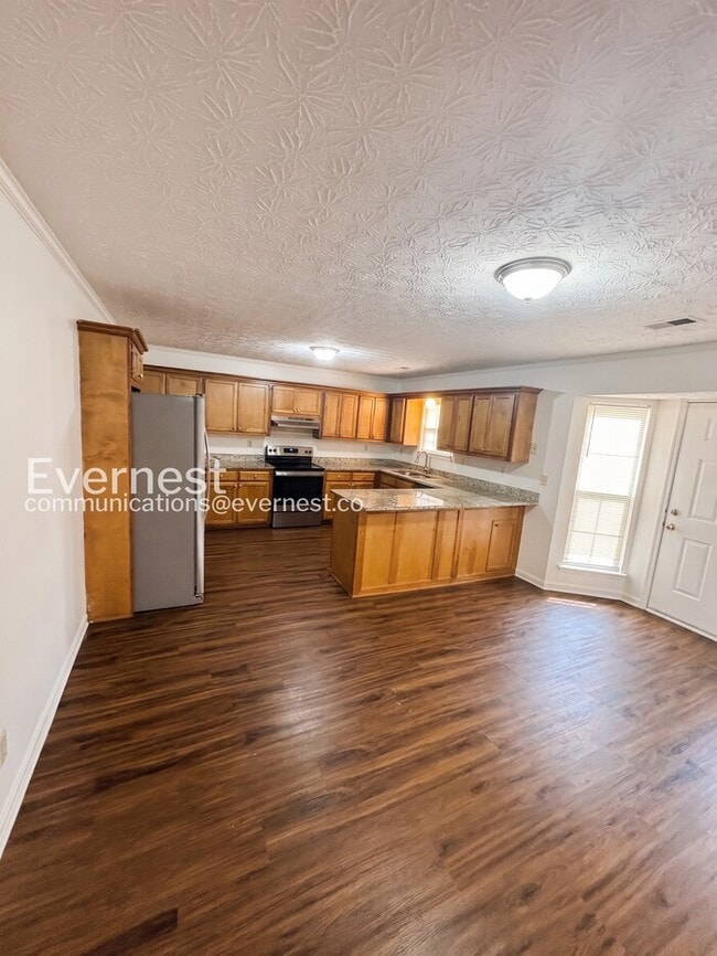 Building Photo - Spacious  Home with Deck, Patio, and Garage! / 3 Bed, 2 Bath / Available now!