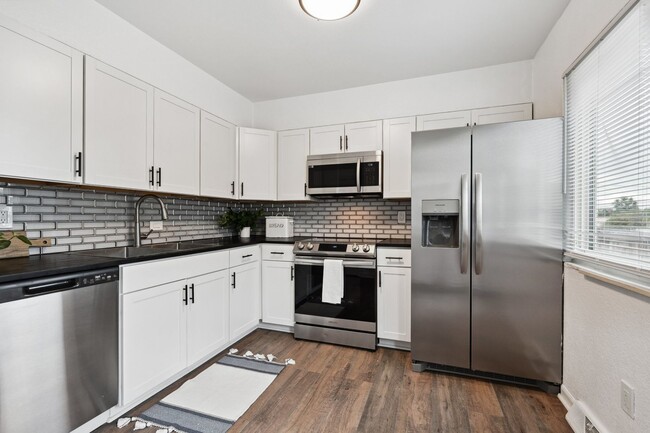 Building Photo - Newly Remodeled Denver Townhome