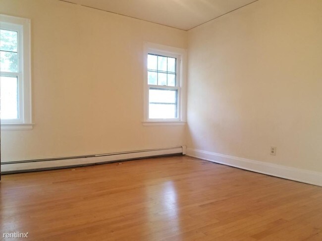 Building Photo - 2122 E Kenmore Pl