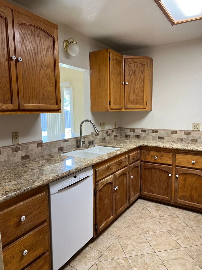 Building Photo - BEAUTIFUL 4 BED CARMICHAEL HOME WITH POOL!!