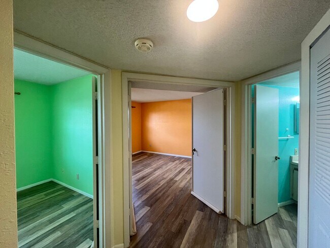 Building Photo - 945 Sonesta Ave NE