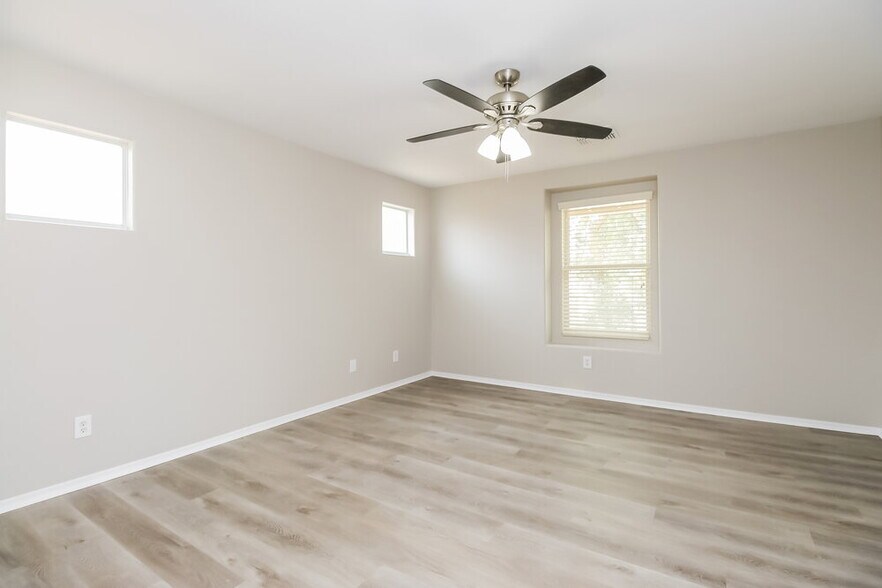 Building Photo - 10117 E Isabella Ave