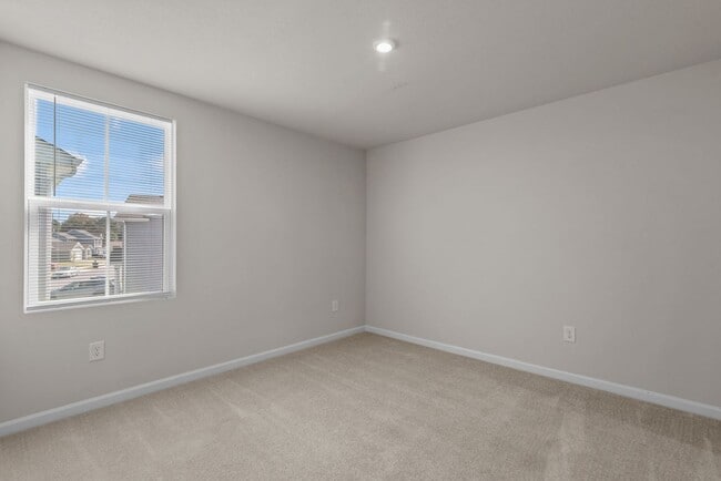 Building Photo - Spacious Home for Rent in Portsmouth!