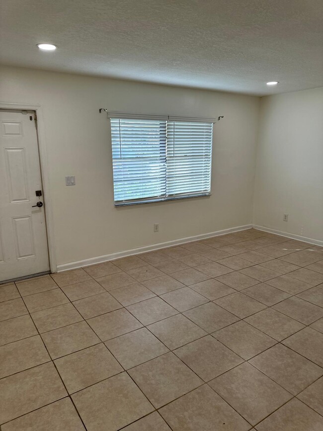 Building Photo - 1253 White Pine Dr
