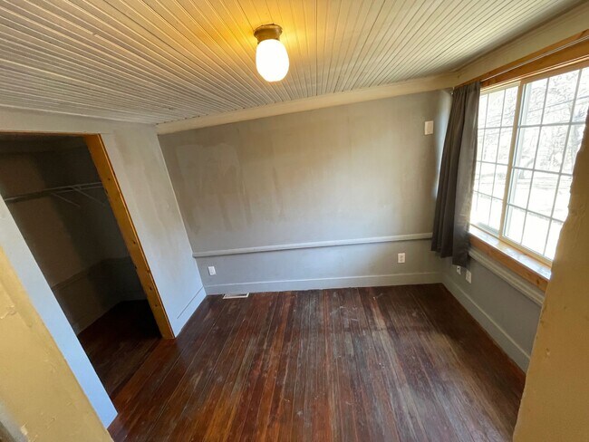 Building Photo - Bright and spacious 1 bedroom apartment