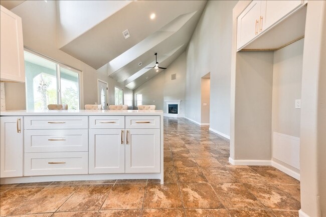 Building Photo - 880 La Terraza Blvd