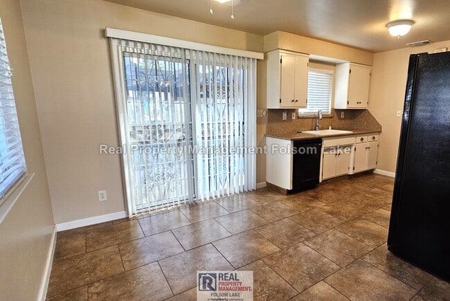 Building Photo - 3BR / 1.5BA Duplex – Water, Sewer, Trash & Gardener Included – Pet Friendly