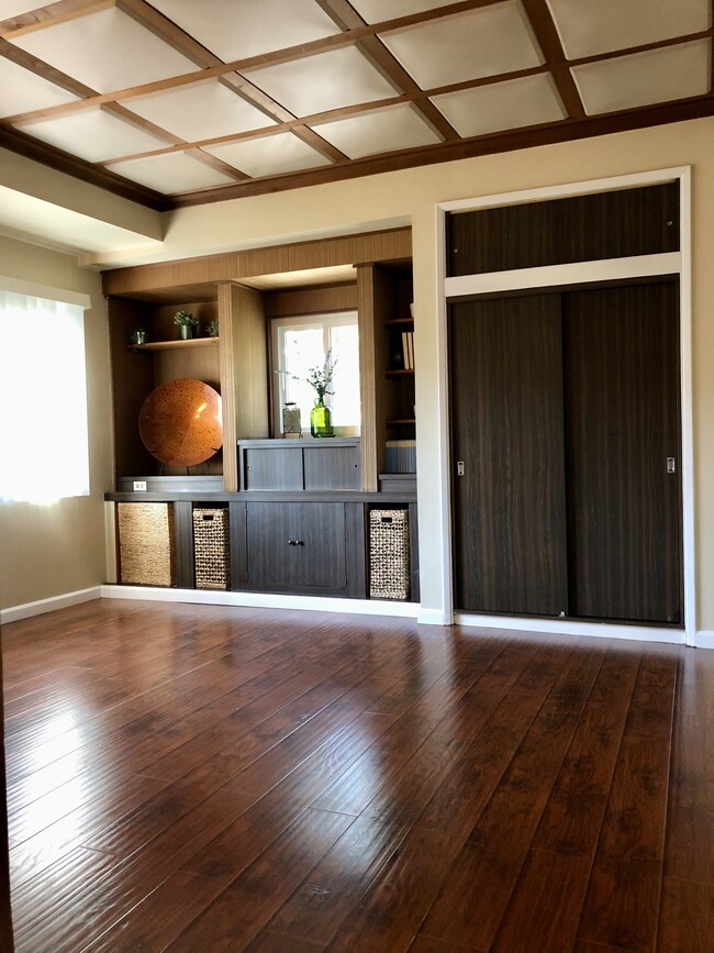 Building Photo - 2447 Malabar St