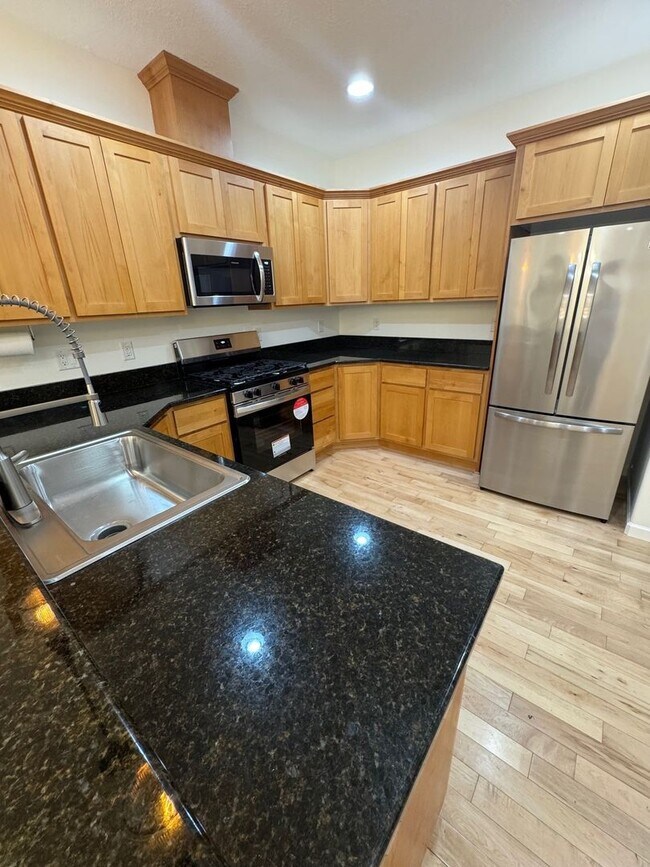 Building Photo - 3 Bedroom 2 Bath at Astoria