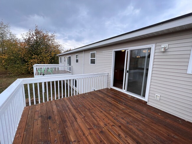 Building Photo - Spacious Split-Level Retreat Just Minutes ...