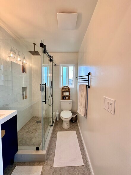 Modern bathroom - 236 N Goodhope Ave