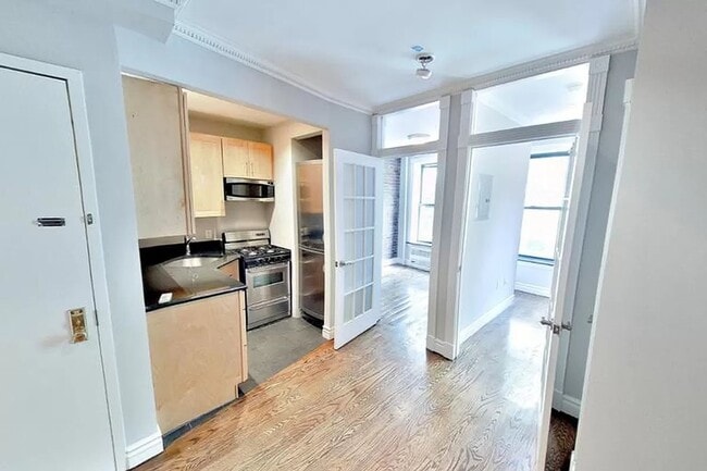 Building Photo - 420 E 9th St