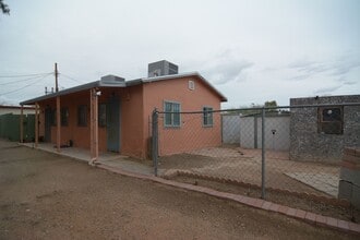 Building Photo - Charming 1 Bedroom 1 Bath Duplex! Great Central Tucson Location!