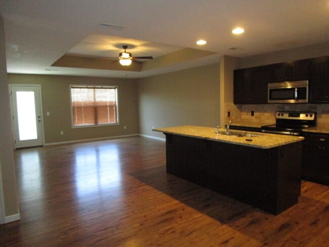 Building Photo - Awesome!  2bed 2bath