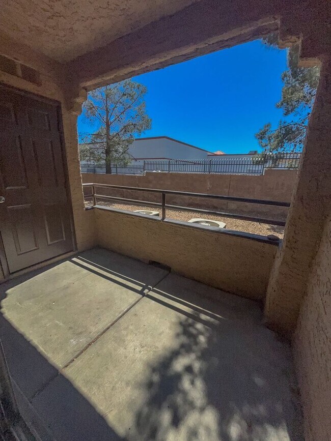 Building Photo - RESORT STYLE LIVING!