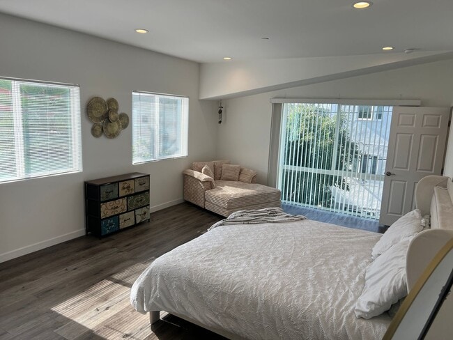 Building Photo - 1119 N Berendo St