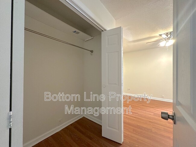 Building Photo - 6925 Stonington Ln