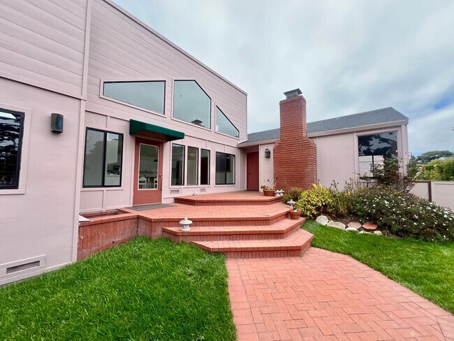 Primary Photo - Large 4 bedroom 3 bathroom home in Pacific...