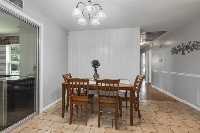 Building Photo - 1917 Sharon Rd