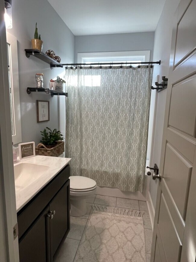 Building Photo - Welcome to this charming 3-bedroom, 2-bath...