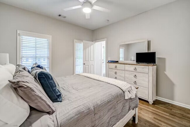 Building Photo - 739 Saint Charles Ave NE