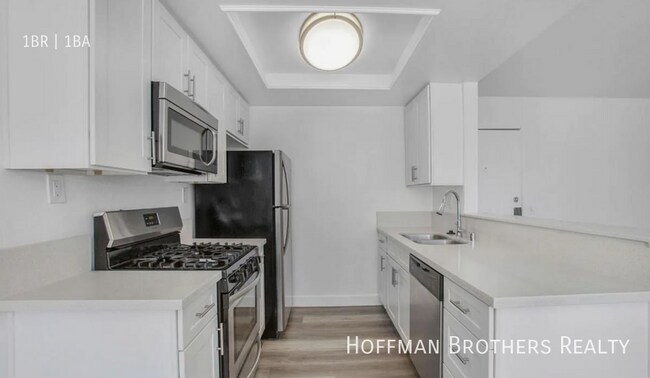 Building Photo - 1320 N Sierra Bonita Ave