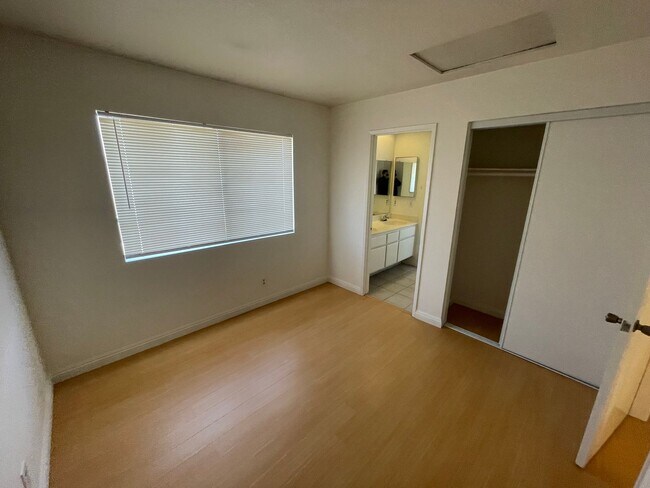 Building Photo - LARGE 4 BEDROOM 3 BATHROOM HOME IN MORENO VALLEY WITH LARGE YARD!