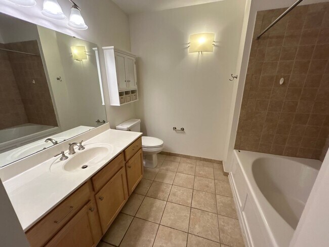 Building Photo - 1 Bed | 1.5 Bath Downtown Raleigh Condo - ...