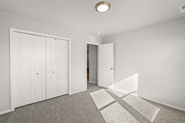 Building Photo - 11760 W Rose Lake St