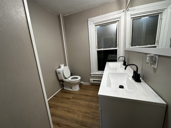 Building Photo - 408 S Queen St