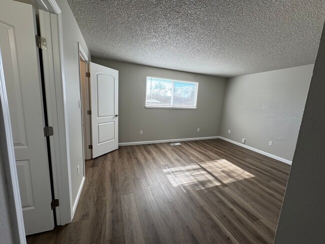 Building Photo - Newly Remodeled 3 bedroom 2 bath 2 car gar...