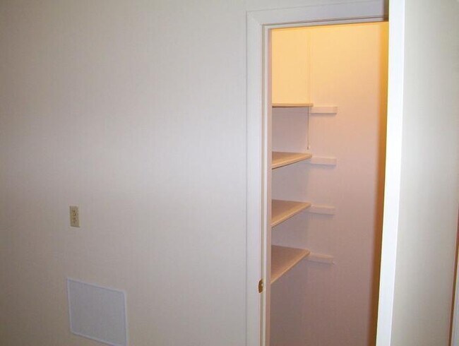 Building Photo - 3 bedroom in Madisonville KY 42431