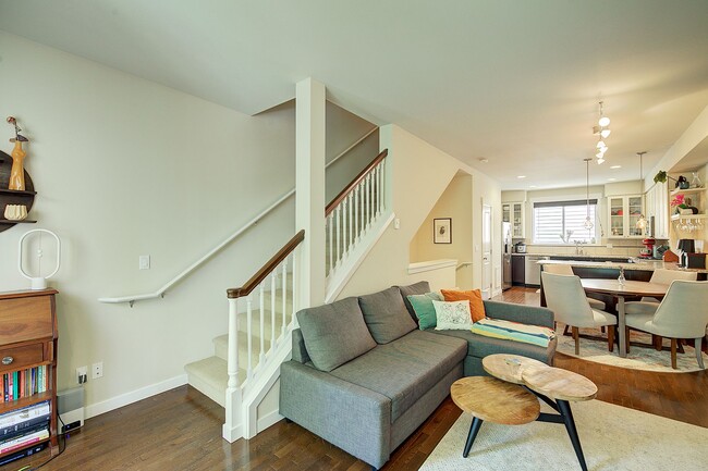 Building Photo - 2bd/2.5ba Seattle Townhome