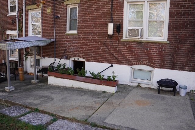 Building Photo - 2711 W 5th St