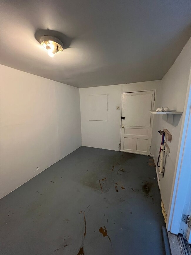 Building Photo - Renovated 2 BD, 1 BA Home in Lancaster!