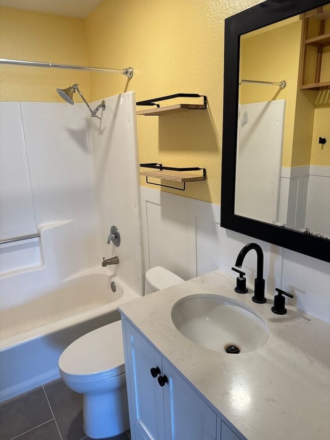 Building Photo - 2 BR/2BA Kensington Condominium with Garage