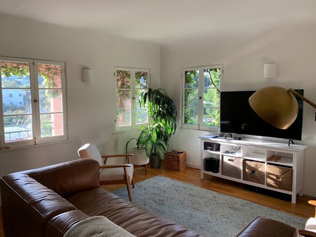 Building Photo - 941 N. Vendome St.