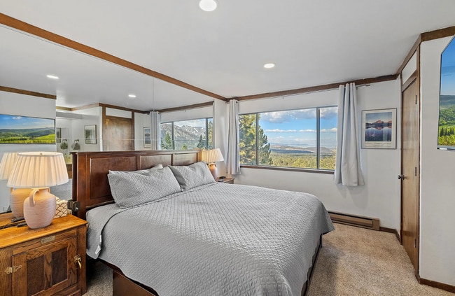Building Photo - Fully Furnished 2 Bed / 2 Bath Corner Unit...