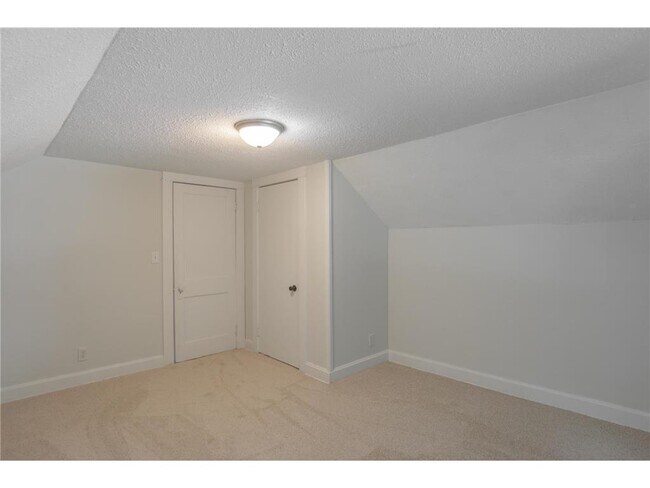 Building Photo - 1020 Wilson Ave