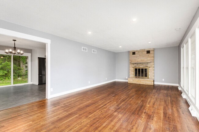 Building Photo - 1801 Elaine Dr