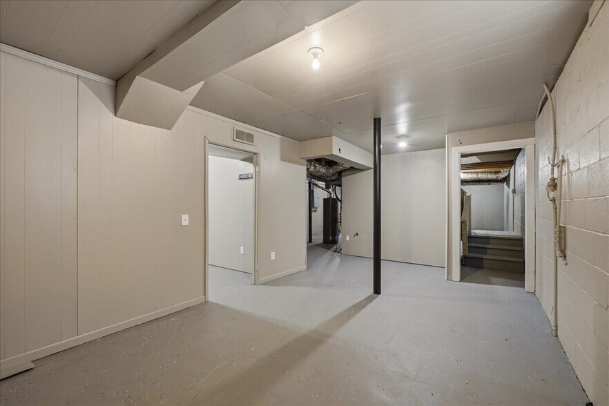 Building Photo - 641 Amber Pl SW