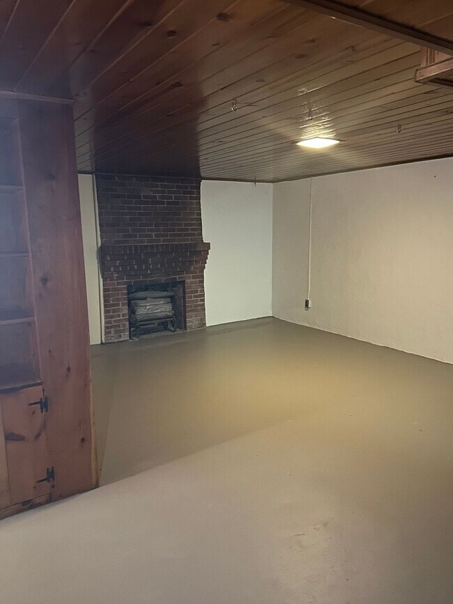 Building Photo - Spacious 4 bedroom 1 Bath Home with Tons o...