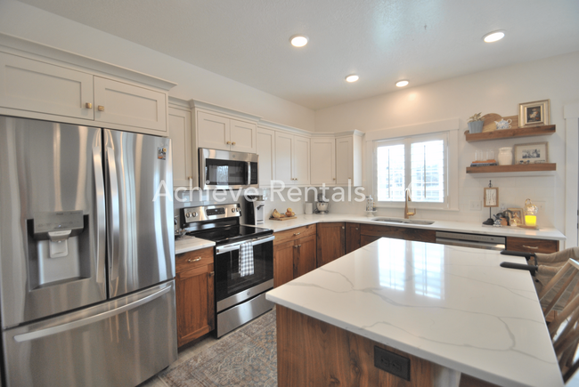 Building Photo - 206 E 520 N