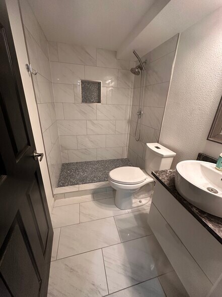 3rd Bathroom - 5536 W 115th Pl