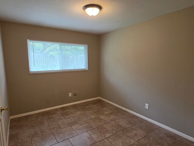 Building Photo - 9007 Glen Shadow Dr