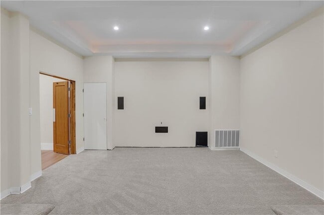 Building Photo - 3228 Silver Lake Dr NE