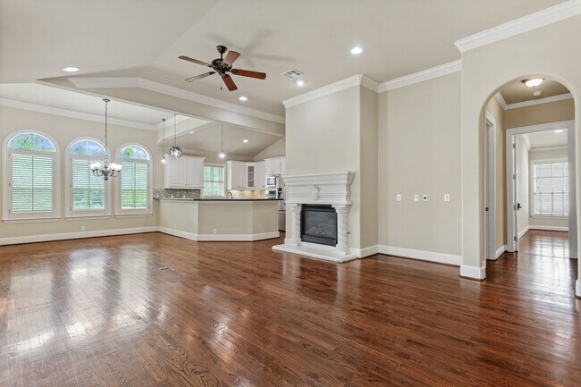 Building Photo - Luxury Highland Park Condo with gas and water