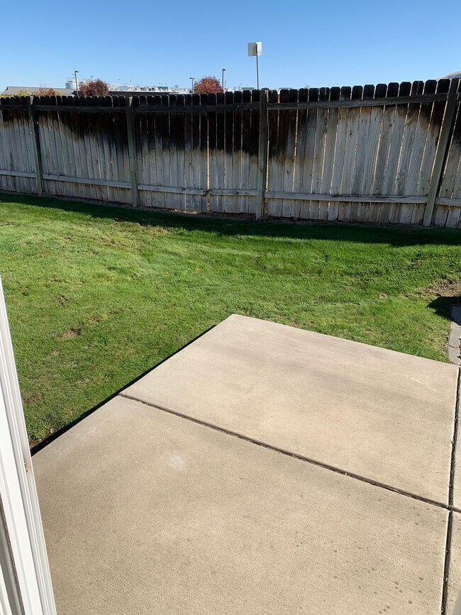 Building Photo - Pross6