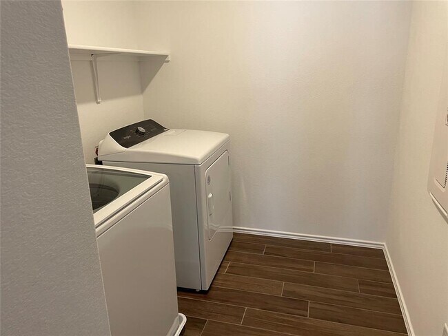 Building Photo - 252 Redonda Dr